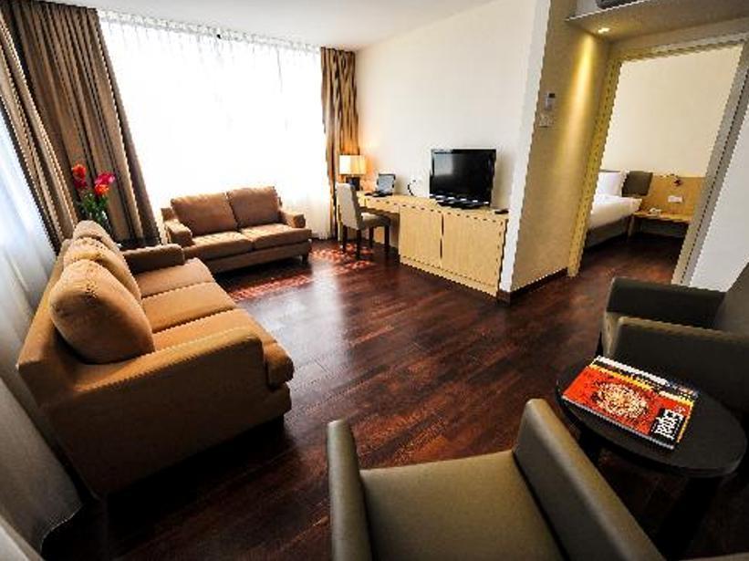 Rocana Hotel Куантан Екстер'єр фото